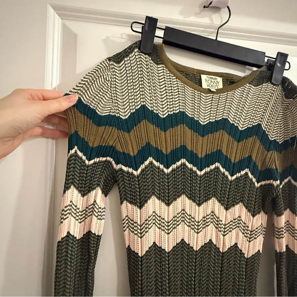 Ronny Kobo Boho Cheffie Chevron Patterned Long Sleeve Maxi Dress-Olive Green - Picture 4 of 11